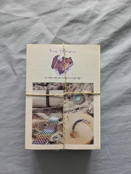 La boîte fermée avec une jolie loutre et des photos de bijoux.