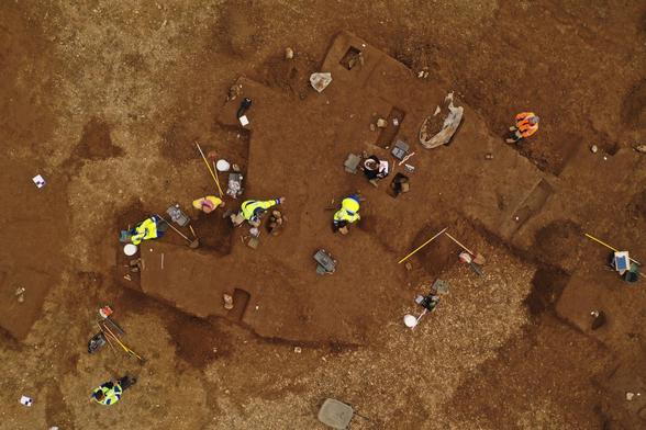Vue zénithale de la fouille d'un bâtiment de l'âge du Bronze à Mane