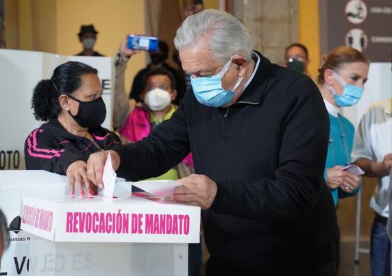 El presidente Andrés Manuel López Obrador al emitir su voto por la revocación de mandato