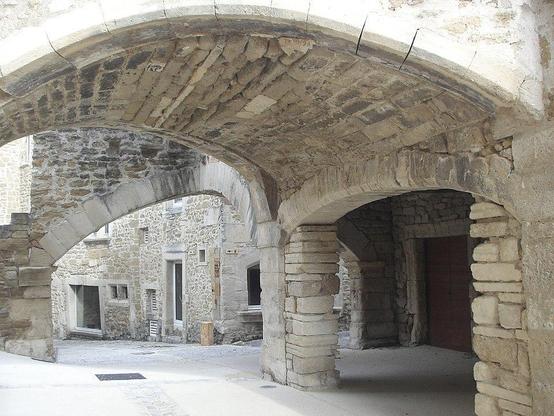 Village dit le Vialle à #Grillon (#Vaucluse) Construction XIVe siècle, XVIe siècle, XVIIIe siècle, XIXe siècle. Beffroi ; façades et toitures de quatre maisons (cad. AB 206, 207, 210, 274, 280) : inscription pa...
Suite 👉 https://monumentum.fr/monument-historique/pa00082047/grillon-village-dit-le-vialle
#Patrimoine #MonumentHistorique
Photo CC-BY-SA 4.0 : Claude jullien