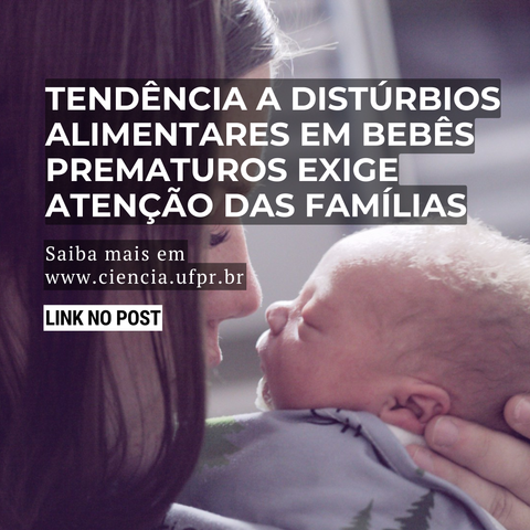 Cartão com fundo em que se vê a foto de uma mulher de perfil abraçando um bebê de poucos meses, em frente ao corpo, quase encostando nariz com nariz. Sobre a foto, se lê a chamada: "Tendência a distúrbios alimentares em bebês prematuros exige atenção das famílias", sobre pesquisa em Pediatria desenvolvida na Universidade Federal do Paraná (UFPR); e outra chamada: "Saiba mais no link do post e em www.ciencia.ufpr.br". Há ainda o convite para salvar o post para ler depois. A foto é de Alexander Grey, distribuída pelo Unsplash.