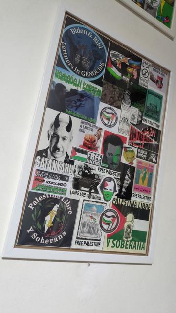 Quadro collage 40x60cm pieno di adesivi dedicati alla questione palestinese.