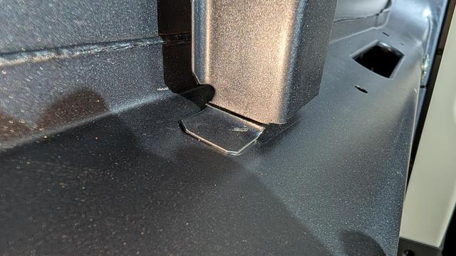 eitenwand mit zwei entfernten Streben