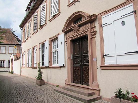 Ancien hôtel du prêteur royal Von Neubeck à #Wissembourg (#BasRhin) Le parti architectural de l'hôtel s'apparente au style Louis XIV qui s'attarde en Alsace jusqu'aux années 1720-1740. L'intérieur présente deux...
Suite 👉 https://monumentum.fr/monument-historique/pa00085250/wissembourg-ancien-hotel-du-preteur-royal-von-neubeck
#Patrimoine #MonumentHistorique
Photo CC-BY-SA 4.0 : © Ralph Hammann - Wikimedia Commons