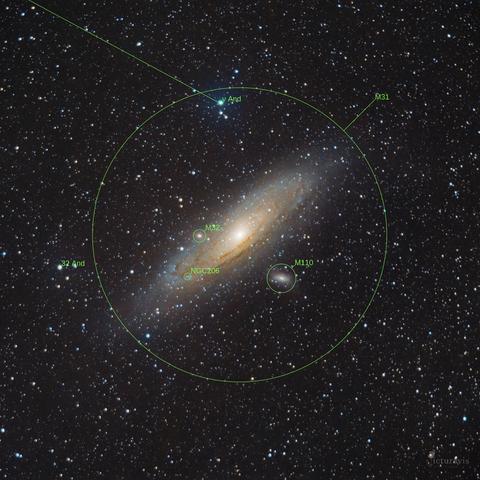 The same square image of a galaxy in the starry night sky as the first image, but with annotations. Green circles and text mark the galaxies M31, M32, M110. The bright star cluster NGC206 inside the Andromeda Galaxy is marked. Two stars belonging to the Andromeda constellation are also annotated.