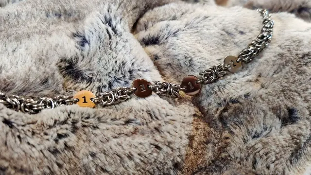 Même bracelet, présenté à plat.