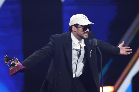 Bad Bunny recoge el galardón a mejor álbum del año por 'DeBÍ TiRAR MáS FOToS' en los Latin Grammy de 2025 en Las Vegas.