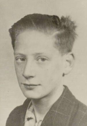 A portrait ID photo of Dutch Jew, Meijer Ensel. A teenage boy photographed in a jacket.
