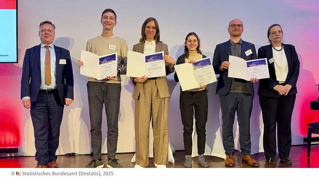Gruppenbild mit folgenden Personen von links nach rechts: Prof. Dr. Ralf Münnich (Vorsitzender des Gutachtendengremiums), Leon Flemming (Preisträger Kategorie "Master-/Bachelorarbeiten"), Judith Clauß (Preisträgerin Kategorie "Master-/Bachelorarbeiten"), Caroline Trocka (Preisträgerin Kategorie "Master-/Bachelorarbeiten"), Dr. Andreas Leibing (Preisträger Kategorie "Dissertationen"), Dr. Ruth Brand (Präsidentin des Statistischen Bundesamtes). Die Preisträgerinnen und Preisträger halten ihre Urkunden in die Kamera.