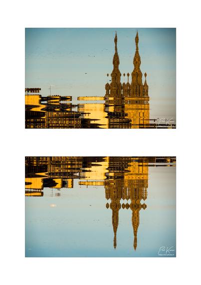 diptyque vertical sur fond blanc de deux photos, pratiquement identiques, mais la première étant inversée verticalement afin que les deux images présentent une symétrie.
Le photographe a capté le reflet à la surface d'une rivière des flèches d'une cathédrale et des toits et cheminées de maisons bâties sur le quai. Une très légère onde de marée montante trouble le reflet des constructions mais n'est guère perceptible sur le reflet du ciel uniformément bleu.
La première photo a été inversée, verticalement, afin que celle-ci soit symétrique à la seconde photo : les flèches de la cathédrale et les toits sont dirigés vers le haut alors que sur la seconde photo, à la composition identique permise par l'utilisation d'un trépied, les flèches de la cathédrale et les toits sont dirigés vers le bas, le reflet réel.
Évidemment, entre les deux photos, l'onde a évolué et le reflet enregistré par le capteur de l'appareil photo est relativement différent, surtout pour les flèches, et notamment les clochetons.