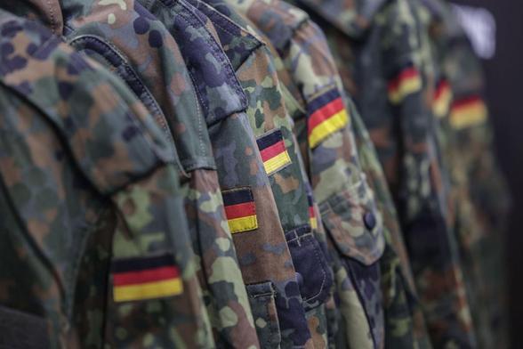 Guerreras de campaña colgadas en un stand del Ejército alemán, mientras busca nuevos reclutas en la feria de videojuegos Gamescom, en Colonia, en agosto de 2025. (Oliver Berg / picture alliance via Getty Images)