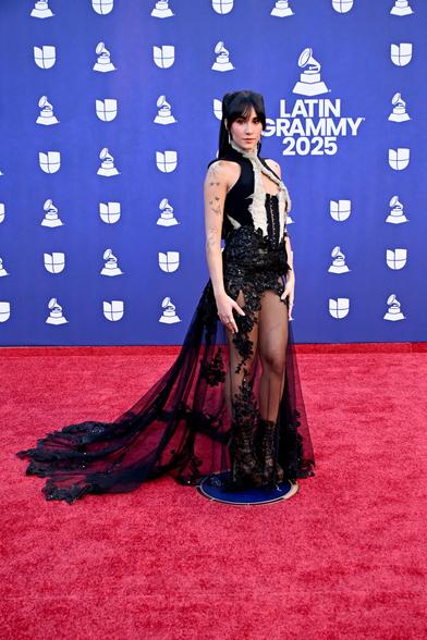 La cantante española Aitana ha ganado su primer Latin Grammy. Al posar en la alfombra roja aseguró "estar muy emocionada" y que esperaba que no fuera "el único" de su carrera. Para la ocasión, lució con vestido negro que jugaba con las transparencias.