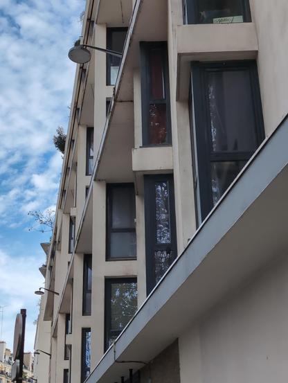 Des fenêtres verticales d'angle s'alignent les unes aux autres en créneaux