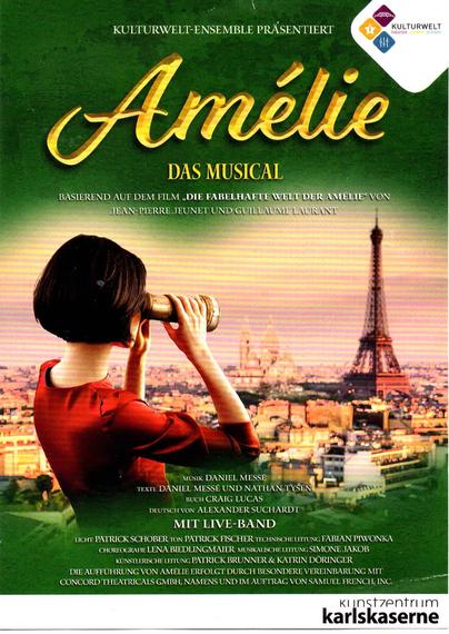 Das Bild ist ein Werbeposter für das Musical „Amélie“. Das Poster hat einen dunklen Hintergrund, auf dem ein stilisierter Umriss einer Stadt zu sehen ist. Im Vordergrund befindet sich eine Person mit dunklem Haar, die auf einem Stuhl sitzt. Über der Person steht in großen, geschwungenen Buchstaben der Titel „Amélie“. Darunter steht in kleinerer Schrift „Das Musical“.

Der folgende Text befindet sich auf dem Poster:

„BASIEREND AUF DEM FILM „DIE FABELHAFTE WELT DER AMÉLIE“ VON JEAN-PIERRE JEUNET UND GUILLAUME LAURANT“
„MUSIK DANIEL MESSE“
„TEXTE DANIEL MESSE UND NATHAN TYSEN“
„BUCH CRAIG LUCAS“
„DEUTSCH VON ALEXANDER SUCHARDT“
„MIT LIVE-BAND“
„LICHT PATRICK SCHOBER“
„TECHNISCHE LEITUNG FABIAN PIWONKA“
„CHOREOGRAFIE LENA BIEDINGMAIER“
„MUSIKALISCHE LEITUNG SIMONE JAKOB“
„KÜNSTLERISCHE LEITUNG PATRICK BRUNNER & KATRIN DÖRINGE“
„DIE AUFFÜHRUNG ERFOLGT DURCH BESONDERE VEREINBARUNG MIT CONCORD THEATRICALS GMBH, NAMENS UND IM AUFTRAG VON SAMUEL FRENCH, INC.“
Ein kleines Logo mit der Aufschrift „KULTURWELT THEATER“ befindet sich in der oberen rechten Ecke des Posters. Am unteren Rand befindet sich eine stilisierte Illustration eines Fensters und die Aufschrift „kunstzentrum karlskaserne“.

Bereitgestellt von @altbot, privat und lokal generiert mit Gemma3:27b
