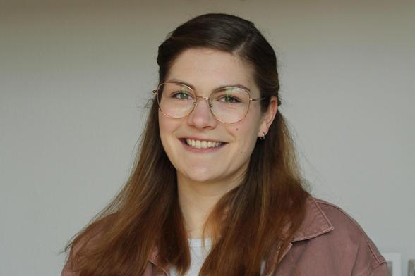 Das Foto zeigt die Mathematikerin Dr. Christin Nyhoegen. Sie ist Preisträgerin des KlarText-Preises für Wissenschaftskommunikation 2025 der Klaus Tschira Stiftung in der Kategorie Mathematik.
Bildquelle: privat