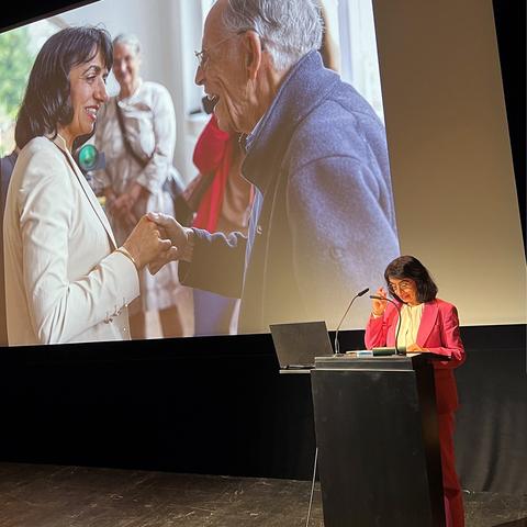 Landtagspräsidentin Muhterem Aras würdigt in ihrem Grußwort die Juristin.