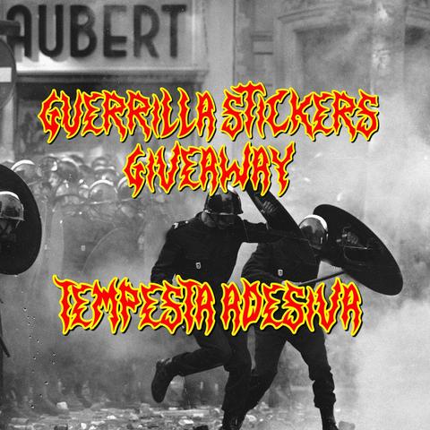 Sullo sfondo, due sbirri con scudi e manganellI, sotto una pioggia di sampietrini.

In sovraimpressione, la scritta in stile punk hardcore, rossa con contorno giallo, coi bordi frastagliati:

"guerrilla stickers
GIVEAWAY 

TEMPESTA ADESIVA"