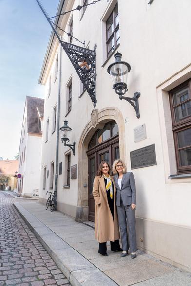 TU-Rektorin Emes (rechts) und die chilenische Botschafterin in Deutschland (links) vor dem Hauptgebäude der TUBAF. Foto: A. Hiekel