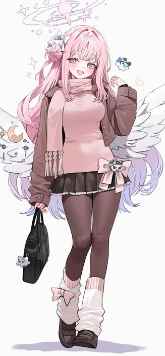 Una chica de estilo anime de cuerpo entero, con cabello largo y rosado, ojos grandes y brillantes, y una expresión alegre y sonriente con las mejillas sonrojadas. Tiene un halo flotante de tonos pastel sobre su cabeza y grandes alas blancas y plumosas con detalles celestiales (una luna creciente y estrellas) que emergen de su espalda.

Viste un suéter de cuello alto rosa claro, una bufanda rosa a juego con borlas, y una chaqueta marrón abierta. Lleva una minifalda plisada oscura con un borde blanco de encaje y unas medias oscuras. En la cintura de la falda, tiene un gran lazo rosa claro adornado con un pequeño colgante de chupete con cara de enfado. Sus pies calzan zapatos oscuros de estilo mocasín, complementados con calentadores de piernas blancos y arrugados con bordes rosados y un lazo rosa en uno de ellos. Sostiene un bolso negro en su mano izquierda, del cual cuelga un pequeño charm gris con forma de animal. El fondo es blanco, con algunas estrellas y formas abstractas flotando alrededor de su cabeza.