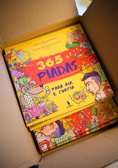 Foto de uma caixa com os livros das piadas dentro.