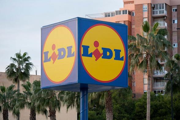 El logotipo de Lidl, en un supermercado de Alicante. (GETTY)