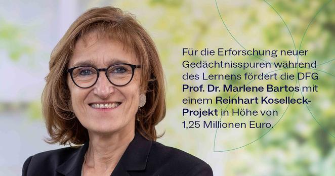 Porträt von Prof. Dr. Marlene Bartos, eine Frau mit schulterlangen, hellbraunen Haaren und Brille, die lächelt. Sie trägt ein dunkles Jackett. Rechts neben ihr steht ein Text, der informiert, dass die DFG ihr ein Reinhart Koselleck-Projekt zur Erforschung neuer Gedächtnisspuren während des Lernens mit 1,25 Millionen Euro fördert. Der Hintergrund ist weich und grünlich verschwommen.