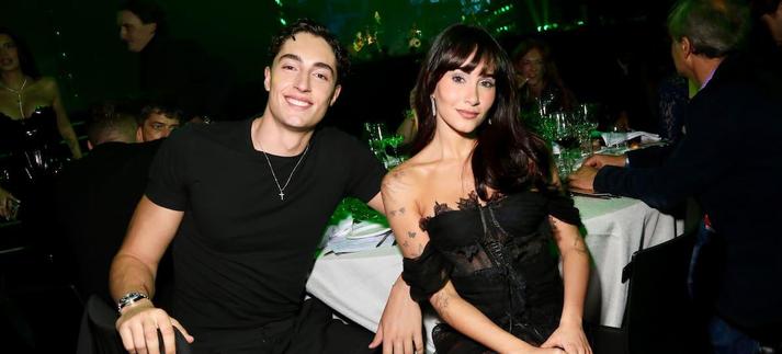 ¡La pareja del momento! El creador de contenido acompañó a la artista en la noche más especial del año. / Pepino Marino