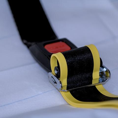 Ein Gurtschloss auf einer Fahrtrage