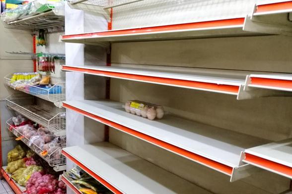 Estantes vacíos de huevos debido a las compras de pánico en los supermercados. (Getty Images)