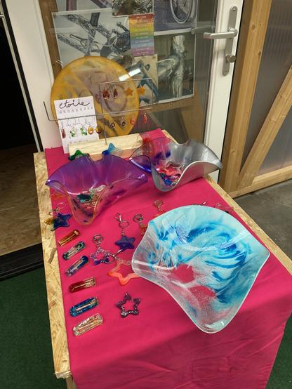 Display of cast resin craft items
Three large bowls, some hair clips, some earrings and some star key rings in various bright colours