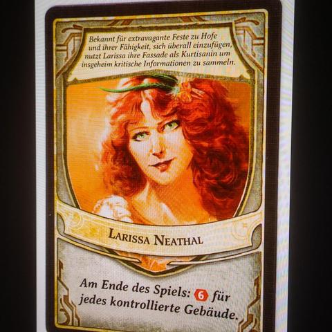 Das Foto zeigt eine Nahaufnahme einer übersetzten Lord-Karte aus dem Brettspiel "Lords of Waterdeep" von 2012.

Text der Karte:

Larissa Naethal: "Bekannt für extravagante Feste zu Hofe und ihrer Fähigkeit, sich überall einzufügen, nutzt Larissa ihre Fassade als Kurtisanin um insgeheim kritische Informationen zu sammeln."

Am Ende des Spiels: 6 Siegpunkte für jedes kontrollierte Gebäude.