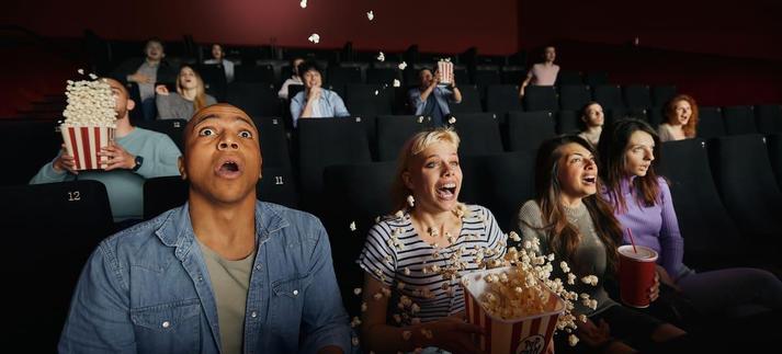 Un grupo de espectadores viendo una película. / Getty / skynesher
