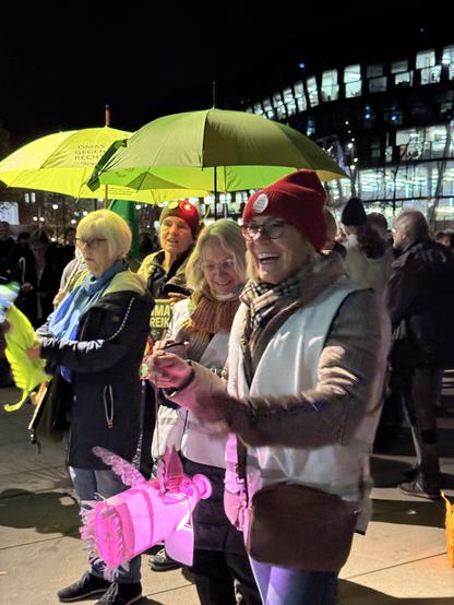 Omas for Future mit Laternen bei Nacht