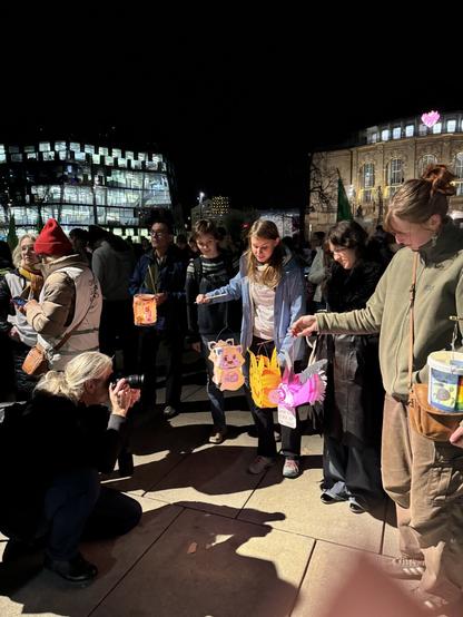 Menschen mit Laternen bei Nacht