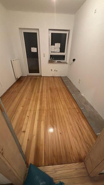 Holzdielenboden in der Küche nach der letzten (zweiten) Ölung in der Variante seidenmatt