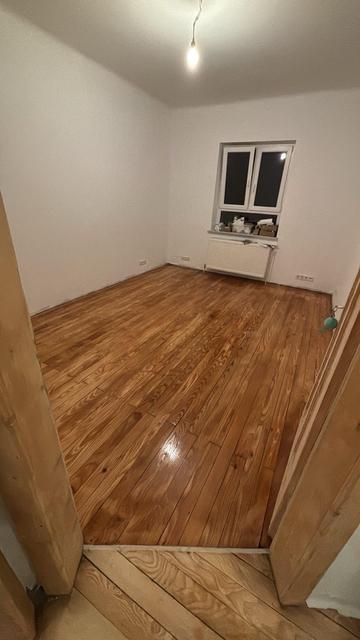 Holzdielenboden im geplanten Büro nach der letzten (zweiten) Ölung in der Variante seidenmatt