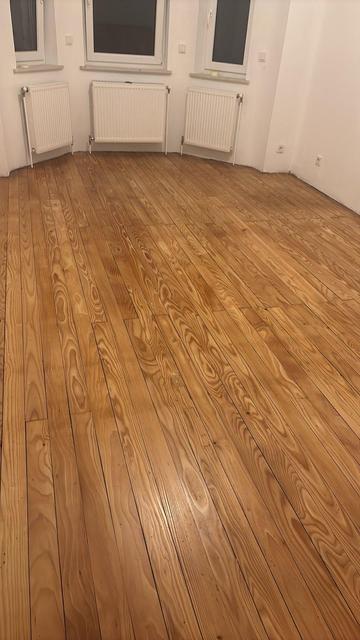 Holzdielenboden im Wohnzimmer nach der letzten (zweiten) Ölung in der Variante seidenmatt