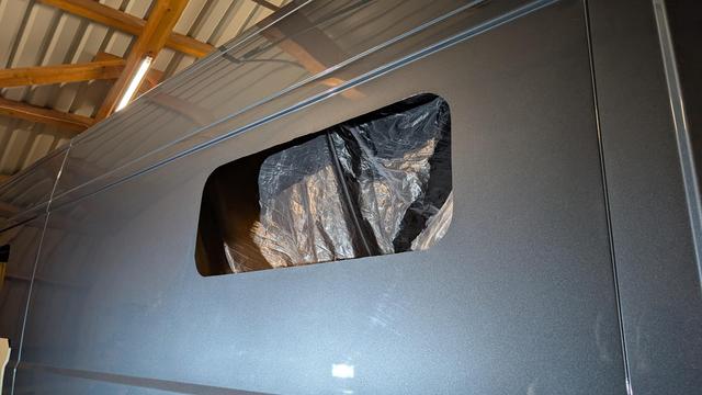 Fensterausschnitt beim Bett