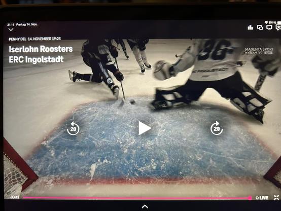 Foto eines Eishockeytores aus der Torperspektive