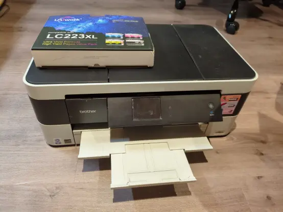 Ein Brother Drucker auf dem Fußboden.