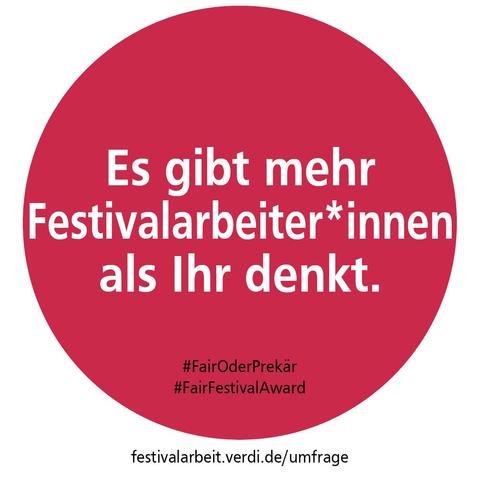 Der Text „Es gibt mehr Festivalarbeiter*innen als ihr denkt!“ in einem roten Kreis auf weißem Hintergrund. Darunter ein Link zu https://festivalarbeit.verdi.de/umfrage und 2 Hashtags: #FairOderPrekär und #FairFestivalAward.