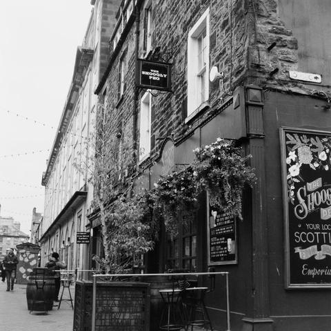 Yashica MAT124G | Cinestill BWXX 250 | Shot at 400 + Med Yellow Filter | Developed in XTOL
A pub on Rose Street - The Shoogly Peg