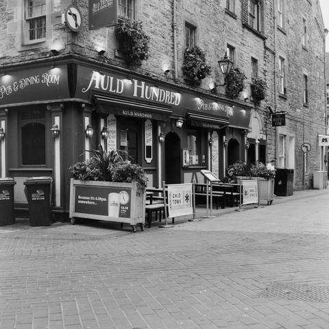 Yashica MAT124G | Ilford HP5 Plus 400 | Shot at 320 + Med Yellow Filter | Developed in XTOL
Another pub on Rose Street - Auld Hundred