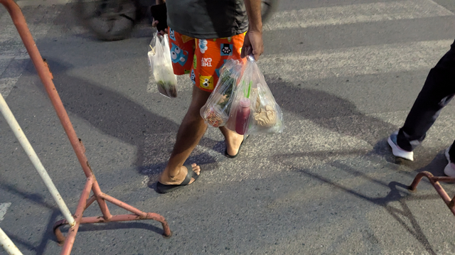 Thailänder trägt seine Essen.