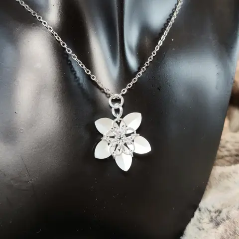 Petit pendentif réalisé en utilisant 5 écailles disposées en forme de fleur... Ou d'étoile.