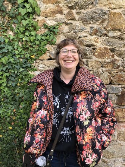 Portrait de la tatouée devant l’atelier