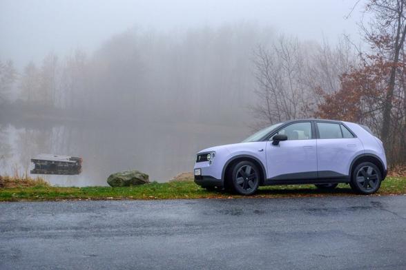 Firefly, ein kleines violettes Elektroauto