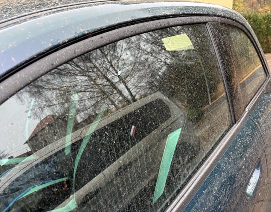 Auto bedeckt mit Verbrennungsrückständen von Holzofen.