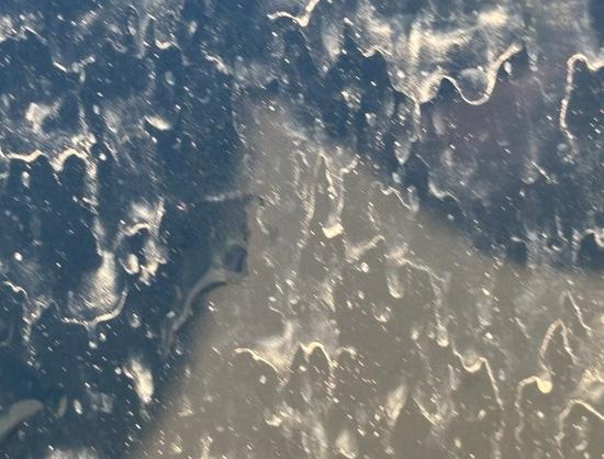 Nahaufnahme: Auto bedeckt mit Verbrennungsrückständen von Holzofen.