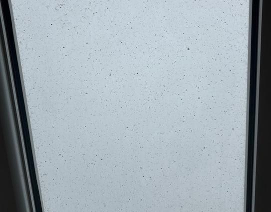 Glasscheibe bedeckt mit Verbrennungsrückständen von Holzofen.